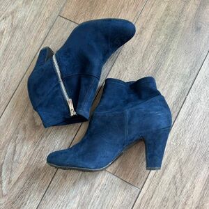 BCBG navy blue ankle suede booties datto blue zip up size 9.5